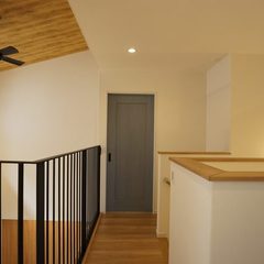 光が差し込む、勾配天井の家