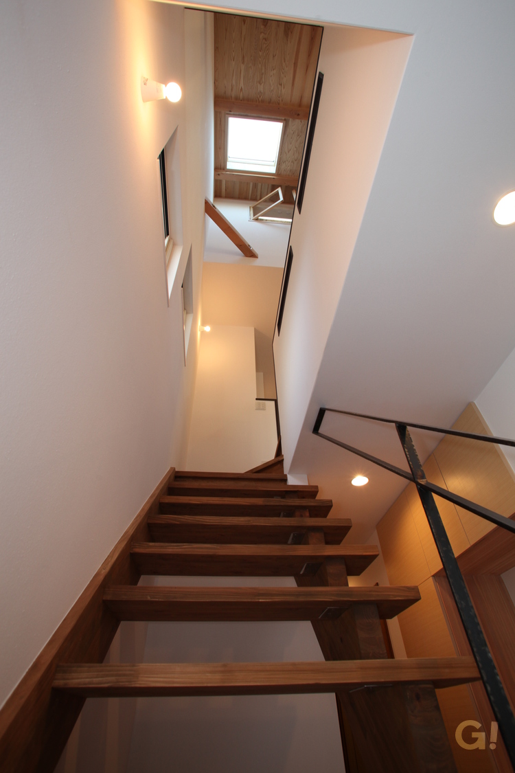 勾配天井と大きなバルコニーのある家－階段編－