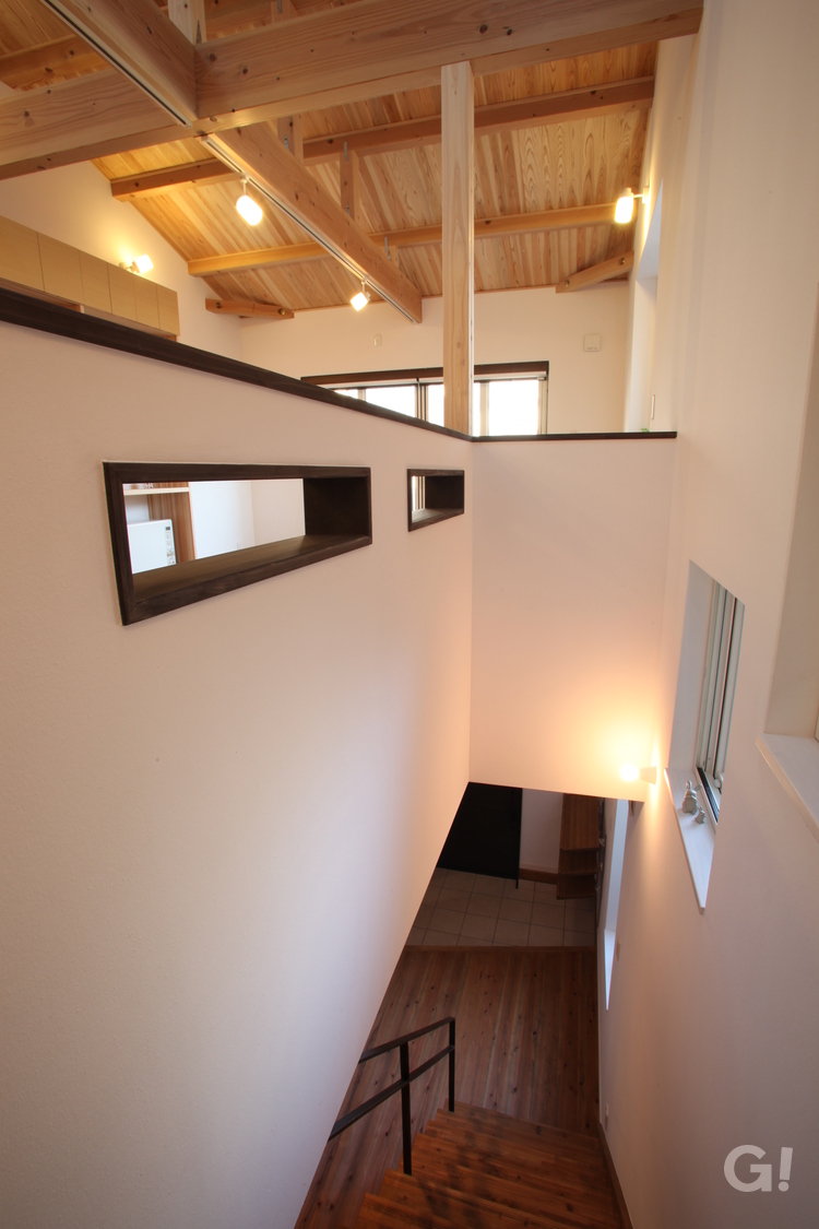 勾配天井と大きなバルコニーのある家－階段編－の写真