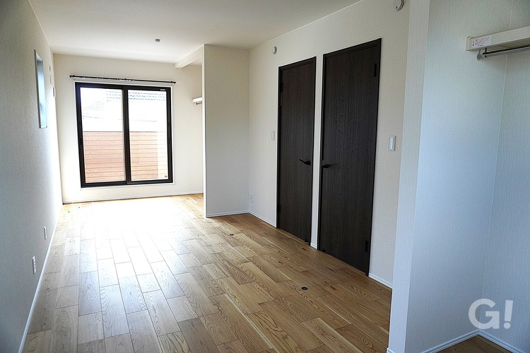 ダークカラーのサッシの内観色