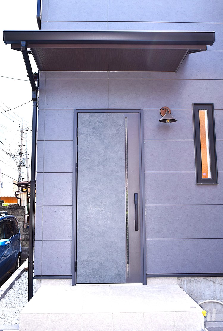 サイディングとあわせた玄関ドア
