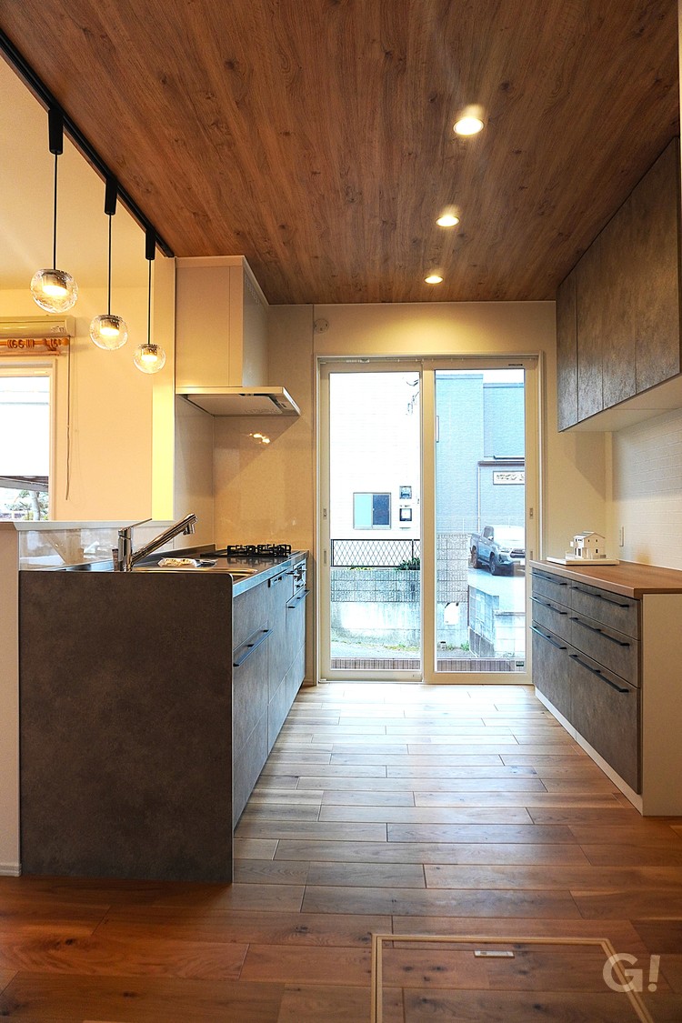 大きな掃出し窓のあるキッチン