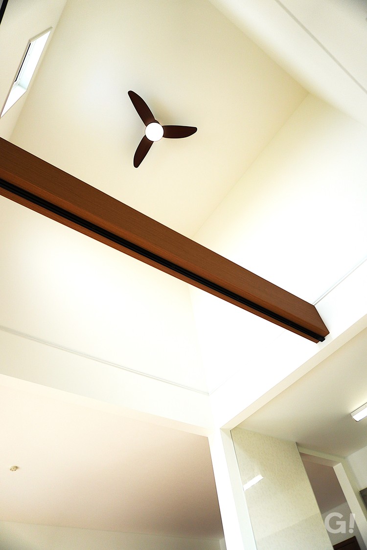 吹抜けのあるリビング、開放感ばつぐんの写真