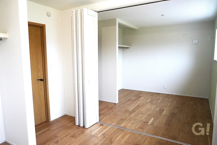 間仕切りで2部屋に可変する、使い勝手抜群のおしゃれな洋室