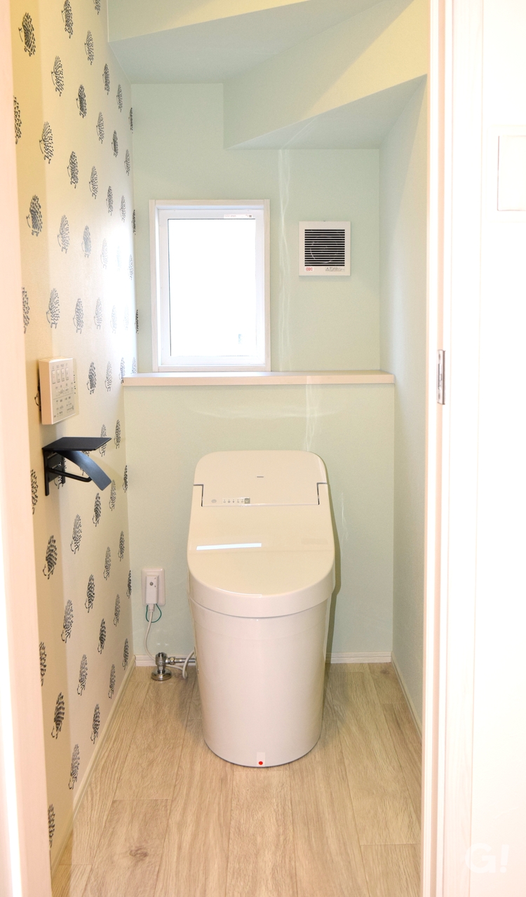 かわいいアクセントクロスのトイレの写真