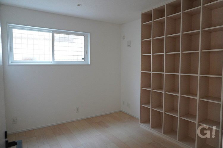 旦那さんの仕事用品をしまえる造作棚