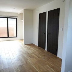 ダークカラーのサッシの内観色