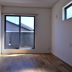 大きな窓からたっぷりの日射しが入る明るい空間