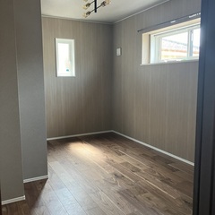 木目とグレーのクロスでモダンに