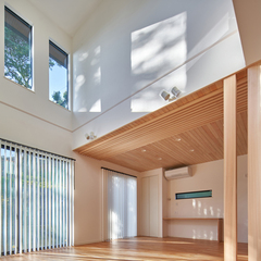 吹き抜けと高窓で開放的なリビング