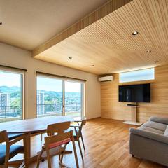 ぬくもり溢れる無垢材と大開口窓のリビング