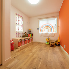 オレンジのアクセントクロスの子供部屋