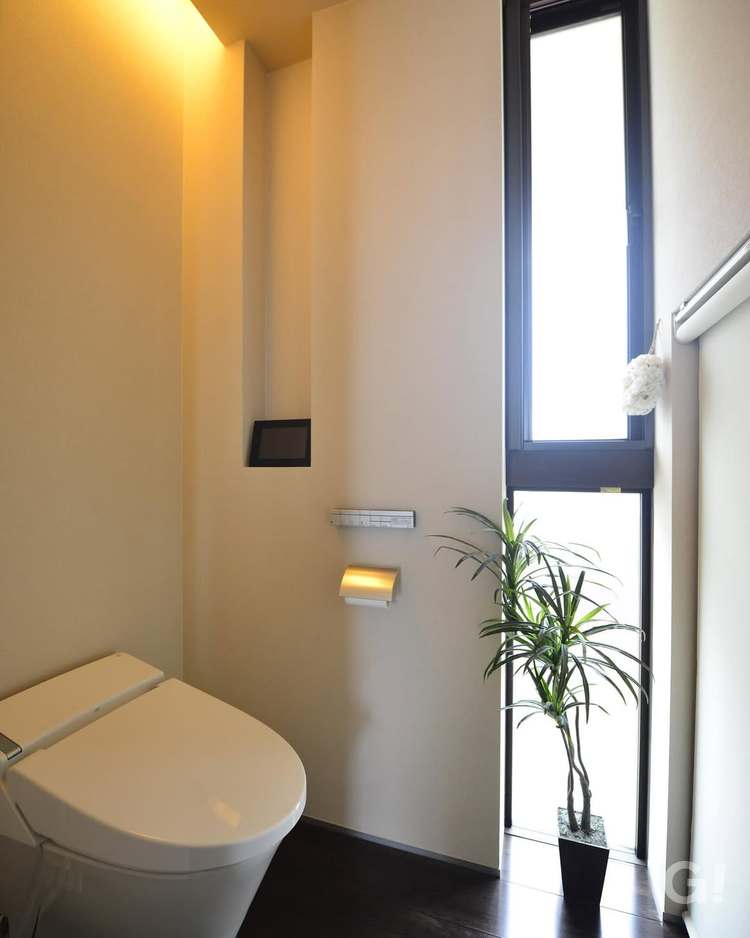 窓から採光が入る明るいトイレです