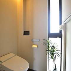 窓から採光が入る明るいトイレです