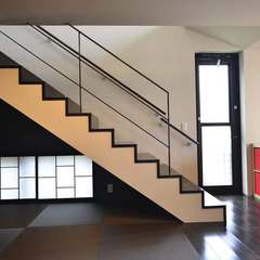 階段と畳と地窓が可愛らしい