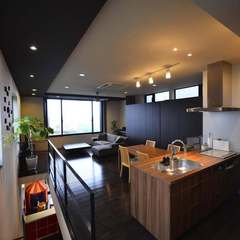 リビングにある造作の壁面収納が便利です。