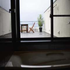 窓を開けて入浴すれば半露天風呂みたいです！