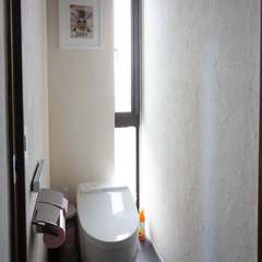 トイレの窓は 上は開閉式、下はFIXになっています