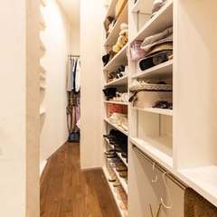 家族用のウォークスルーの収納です。