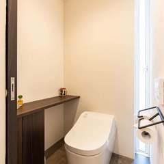 トイレはシンプルに。窓があると明るいですね！