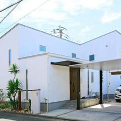 大きいカーポートと外壁の白色がより映えてます