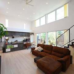 天井も高く開放感のあるリビングです