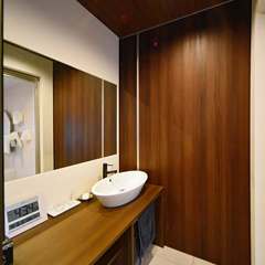 脱衣室の扉を閉めると、1つの部屋に仕切られます