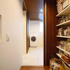 室内洗濯室とキッチンの間にあるパントリー