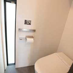 窓は床から天井までですっきりと明るいトイレになります