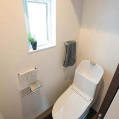 2階のトレイは手洗い付きのトイレで  最小限コンパクトなスペースです