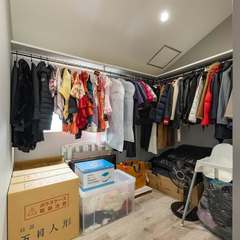 2階の奥にあるウォークインクローゼットです。