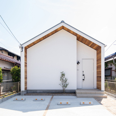 屋根裏収納がある五角形の平屋