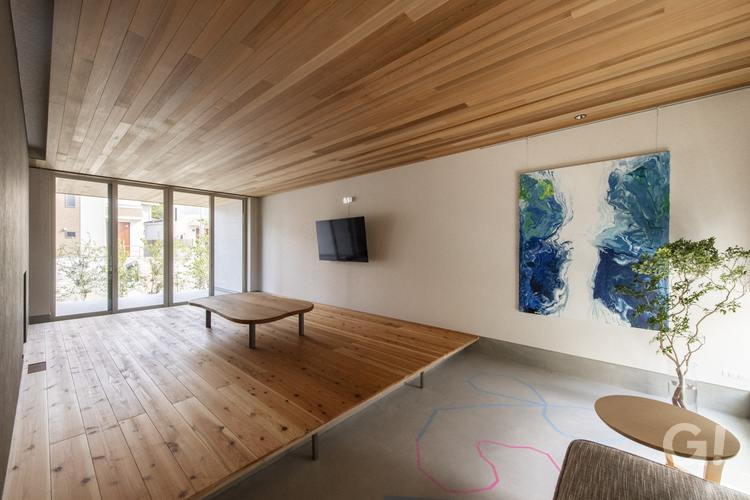 中央に配置されたリビング。床は杉、天井はWRC(ウエスタンレッドシダー)。床材に合わせて造作したテーブルは、オーナー様のオリジナルデザイン。