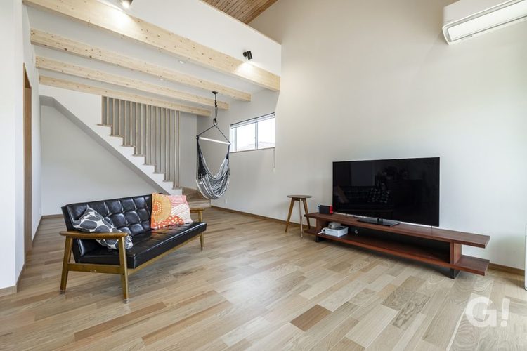 ハンモックのあるリビング。家族みんなが集まっても狭くない開放的な空間。