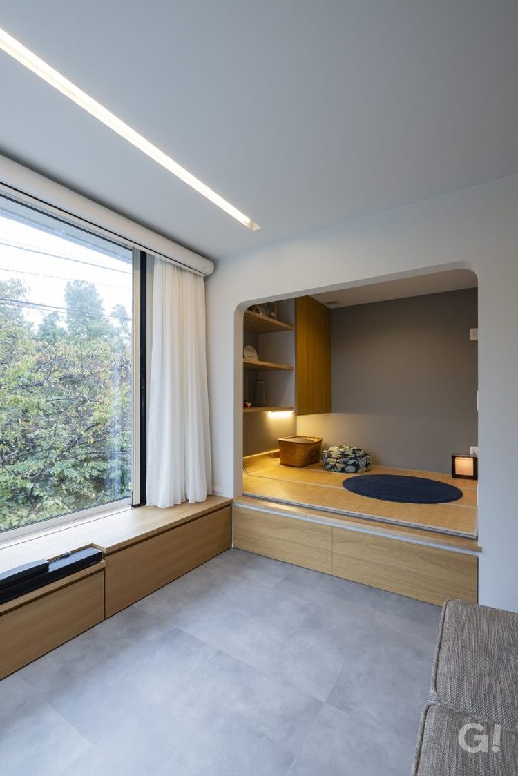 リビングの一角には、デザイン性の高い小上がりの畳コーナーを設置 。収納付きのベンチを造作し、大型スクリーンとプロジェクターも備えた、家族団らんの特等席 。現在の生活から理想の暮らしまでを丁寧にヒアリングし、一歩先を行くプランニングで理想の家が完成しました 