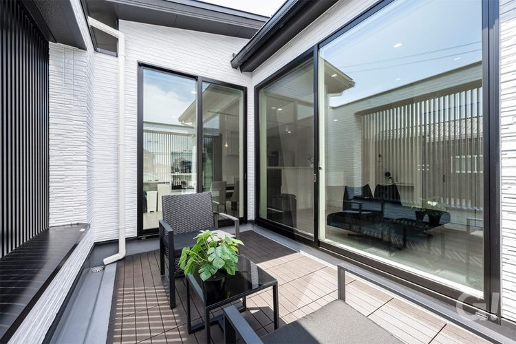 気分を変えたいときはテラスへ。青空を感じながらもリビングで過ごす家族とのコミュニケーションは絶やさない。