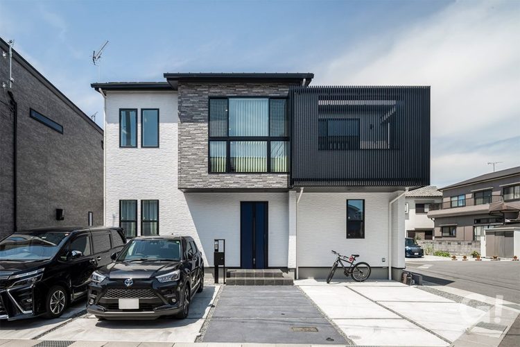 2階に配置されたテラスは縦格子でプライバシーを保護。同時に光と風を取り込む。格子はLIXILコートラインⅡを採用。