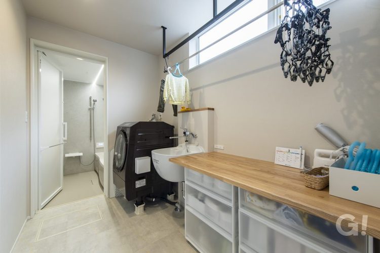 家事効率の向上： ランドリーには洗濯カウンターとスロップシンクを設け、アパート時代とは比較にならないほどスムーズな家事動線を実現しました。