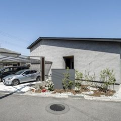 家族がくつろげる開放的なリビングが実現。中庭のある平屋