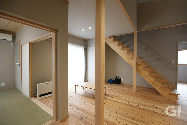 リビングから小屋裏へ続く階段