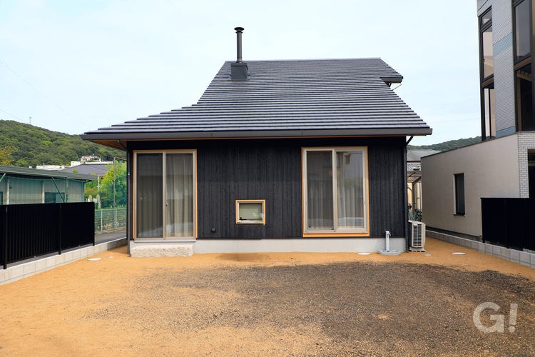 大屋根と薪ストーブのある家