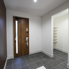 大理石調ホールの玄関