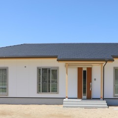 寄棟と一部切り妻の屋根