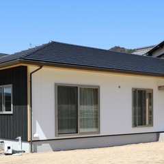 寄棟と一部切り妻の屋根