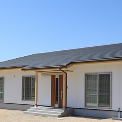 寄棟と一部切り妻の屋根