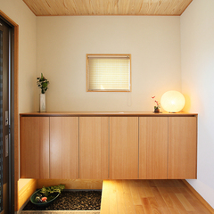 玄関収納　　暖色系のライトを使用し来客者が眩しいくない光源にしました。