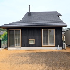大屋根と薪ストーブのある家