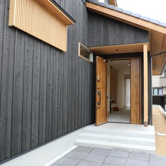 薪ストーブのある通り土間の家