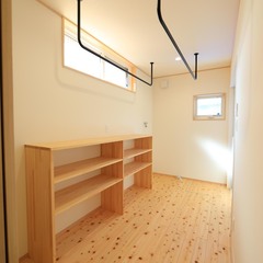 大容量の洗濯物干しも可能な洗濯脱衣スペース