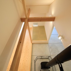 ２階から吹抜けをのぞむ